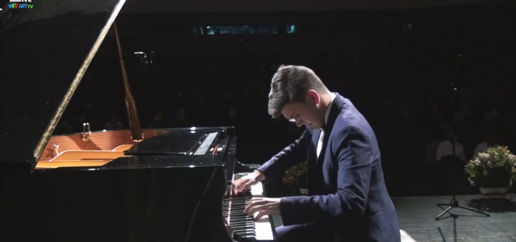 Ангел Ялъчков пиано